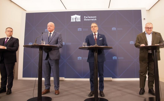 ÖVP-Chefverhandler August Wöginger und Christian Stocker, FPÖ-Spitze Herbert Kickl und Arnold Schiefer präsentieren den neuen Budget-Pfad.